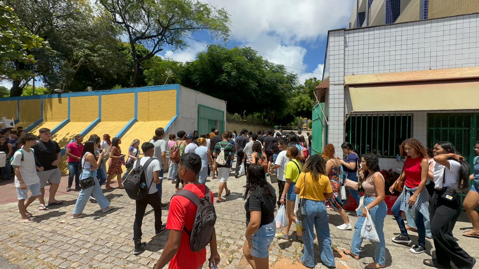 Portões para o Enem 2023 foram aberto pontualmente às 12h. Foto: Rafael Araújo/NOVO Notícias