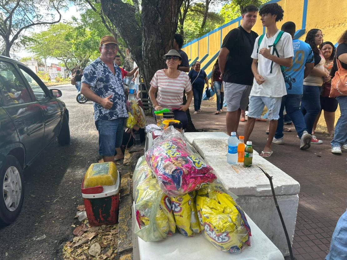 Comerciantes aproveitam para obter uma renda extra com o Enem 2023. Foto: Rafael Araújo/NOVO Notícias