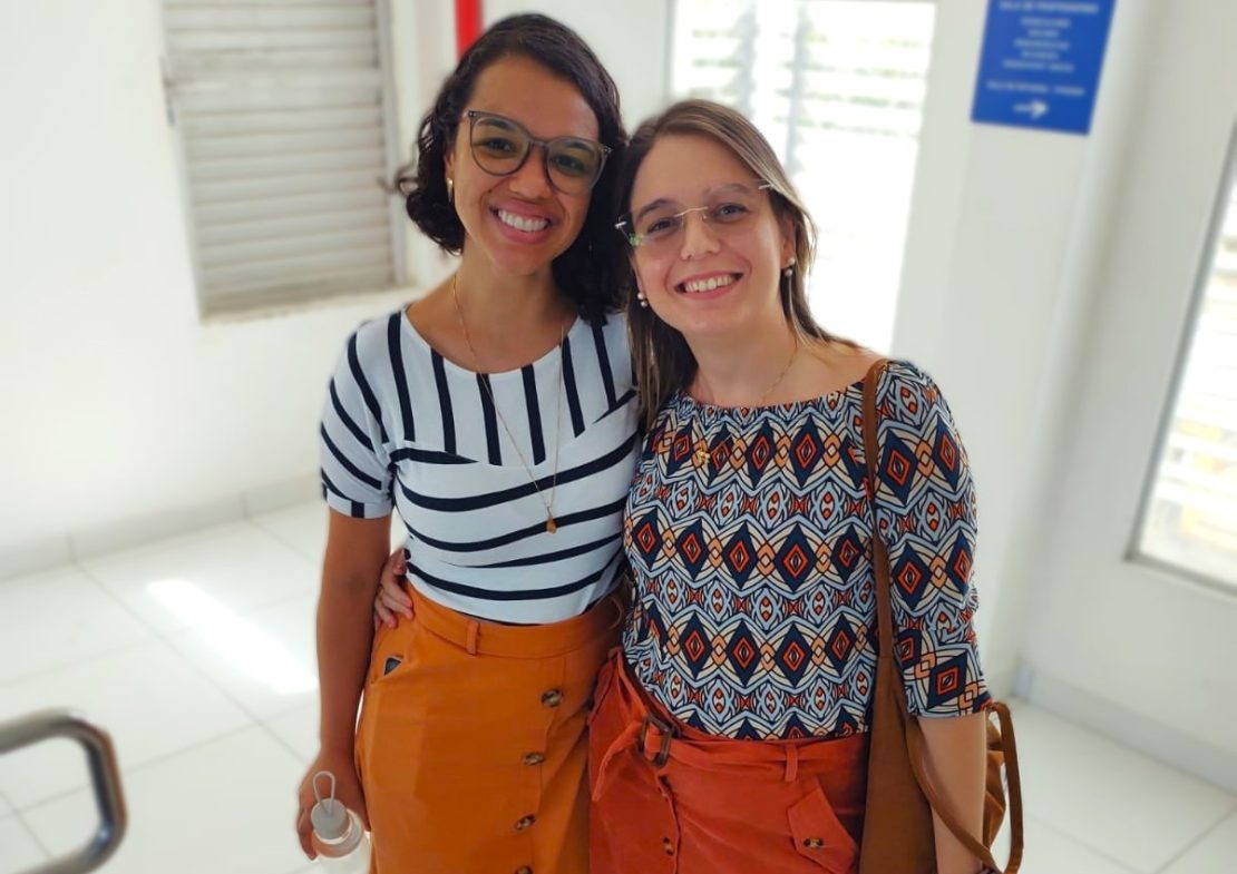 Pesquisadoras Jordana Cristina e Luana Myrrha nos corredores do PPGDem – Foto: Cedida