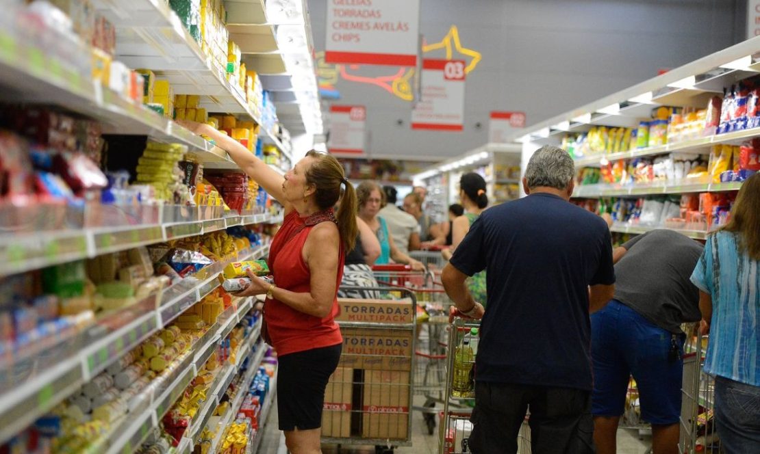 Para 2024, esse comportamento dos preços dos alimentos deve permanecer com a inflação tendendo a cair. Tânia Rêgo/Agência Brasil