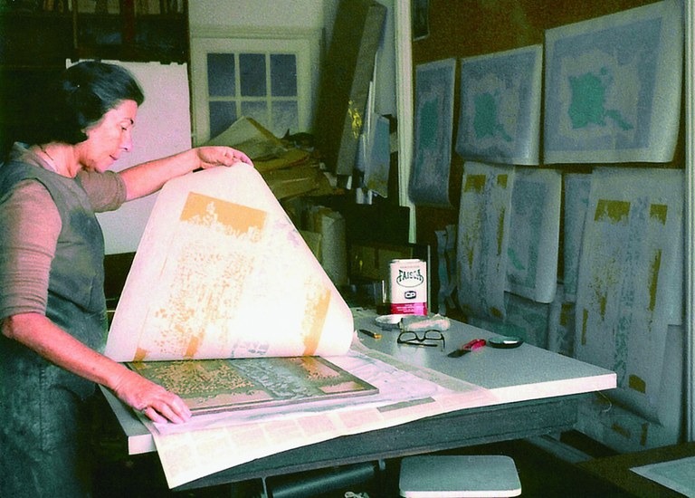 Fayga Ostrower em seu atelier. Foto: Reprodução/Senado Federal