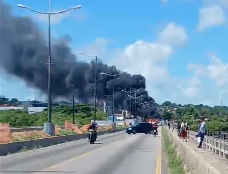 Ponte de Igapó está interditada devido a protesto com ônibus incendiado. Foto: Reprodução