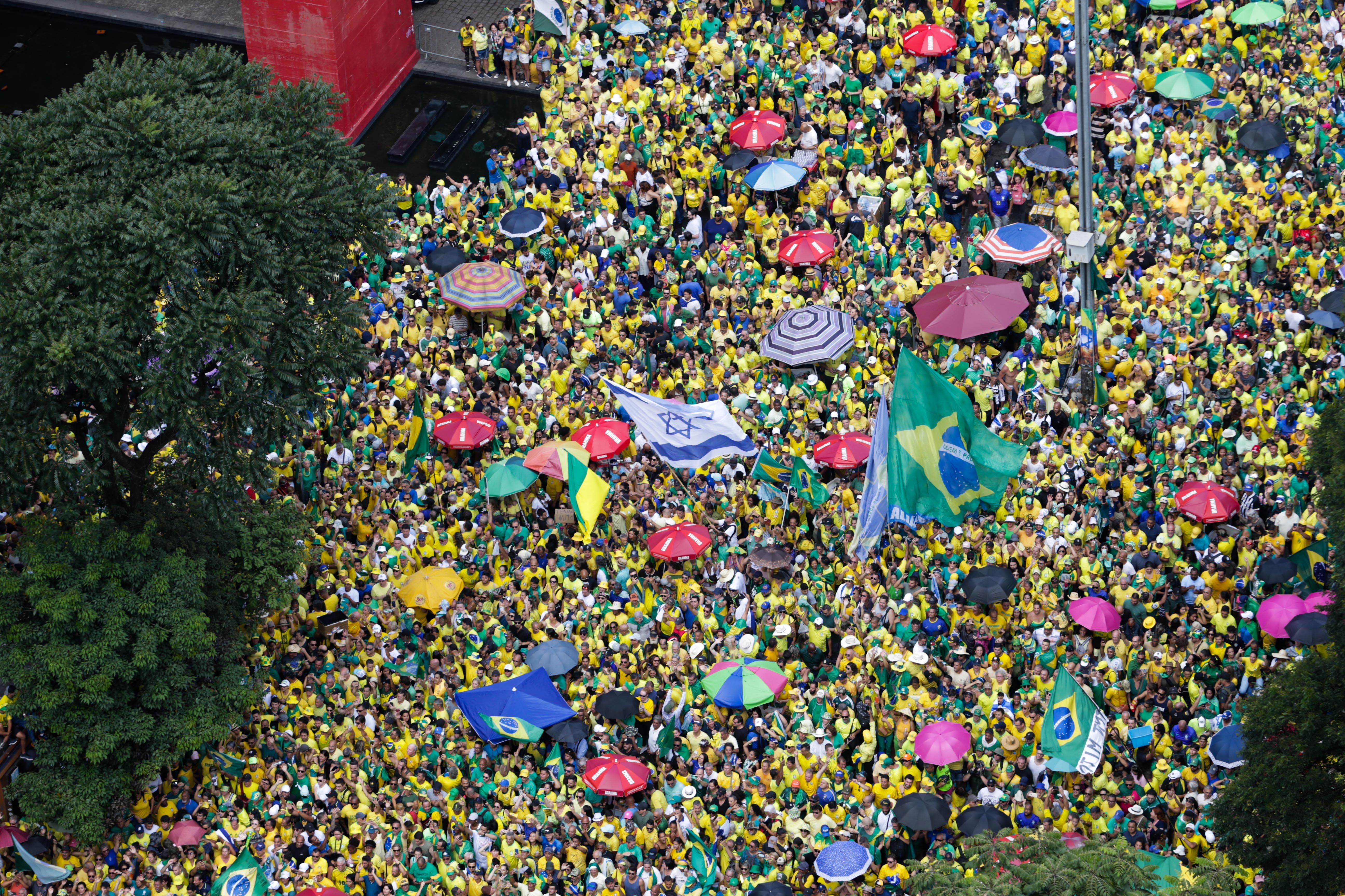 Apoiadores do ex-presidente Jair Bolsonaro (PL) se concentram para ato na Avenida Paulista, em São Paulo. Foto: Tiago Queiroz/Estadão Conteúdo