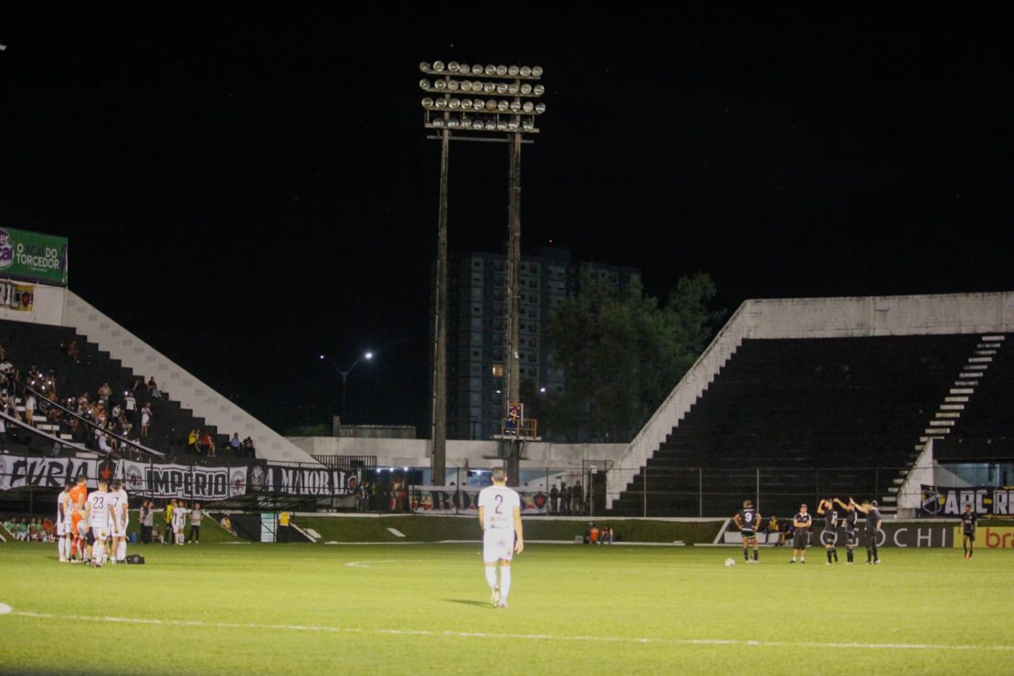Problema de iluminação gerou suspensão da partida entre ABC e Botafogo-PB. Foto: Anderson Régis