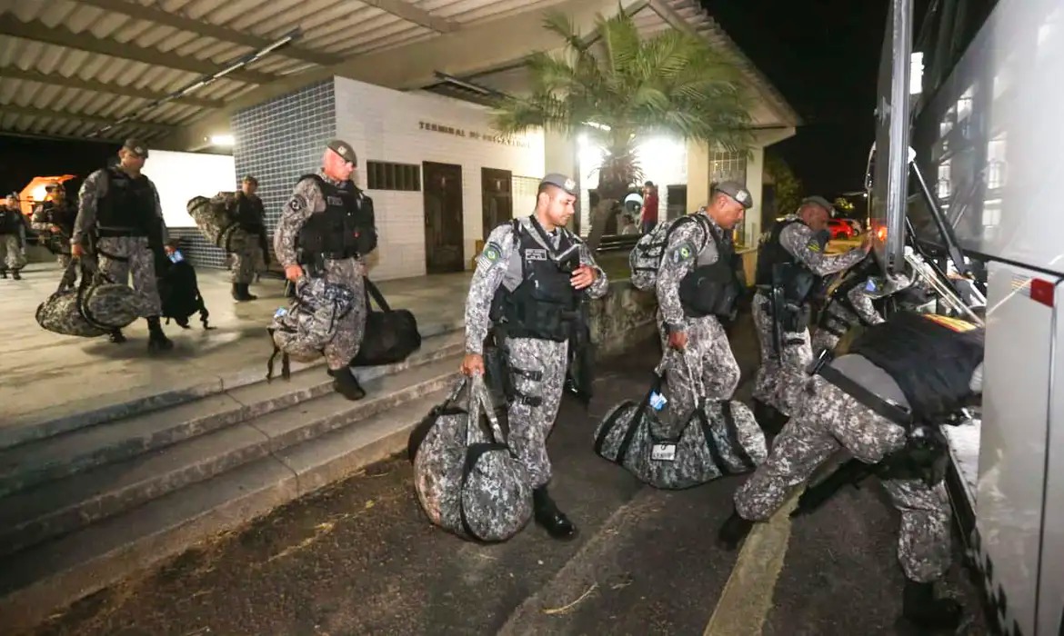 Ao todo são 22 viaturas e um ônibus da Força Nacional que virão auxiliar na caçada aos fugitivos de Mossoró. Foto: Fátima Bezerra/Twitter