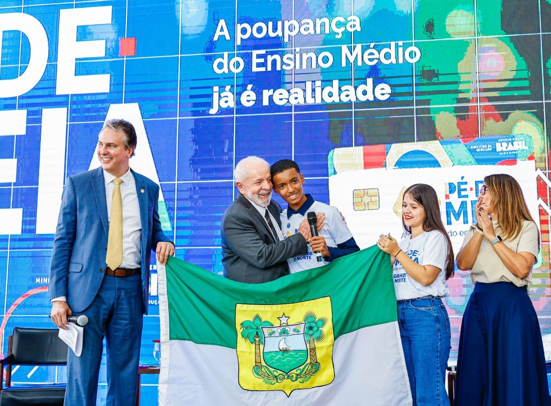 Presidente Lula com estudantes do RN que foram aprovados no Pé-de-Meia. Foto: Ricardo Stuckert/PR