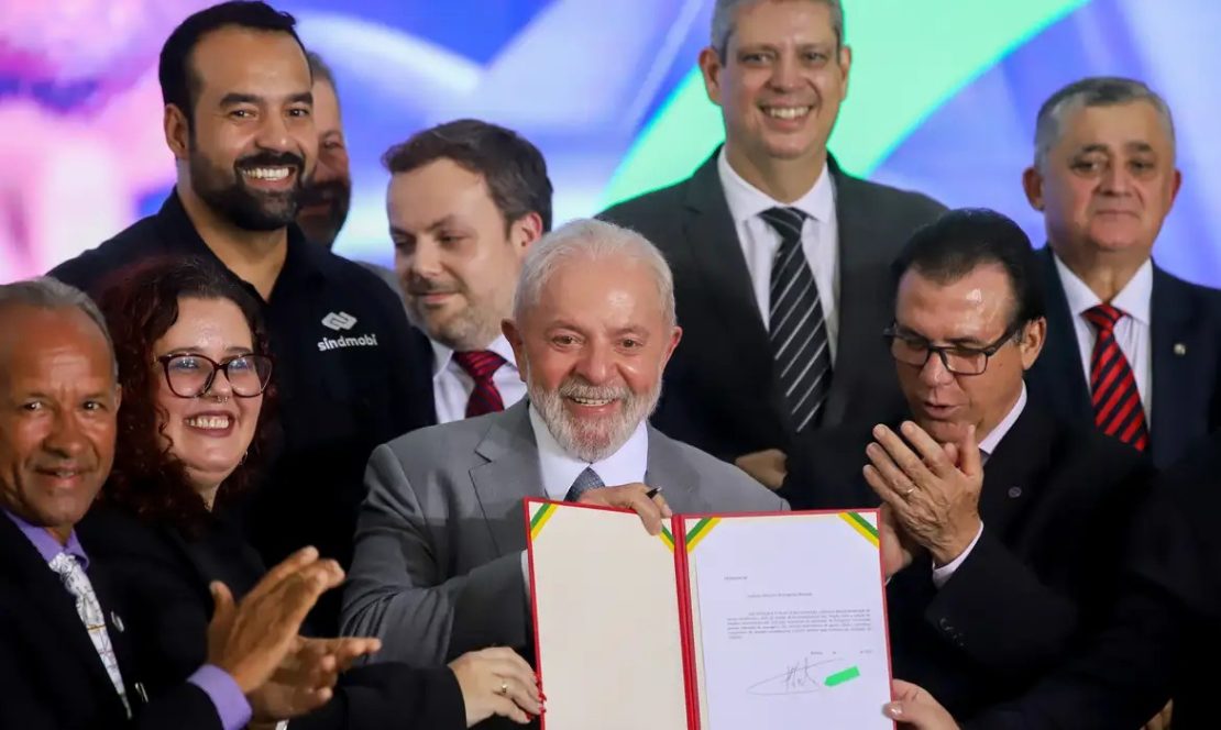 Proposta de projeto de lei que prevê INSS e renda mínima para motoristas de aplicativo foi assinada pelo presidente Lula. Foto: Ricardo Stuckert/PR