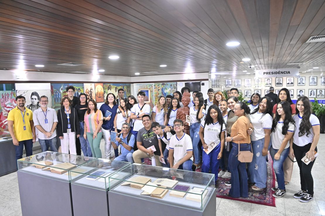 Alunos da Escola Estadual Auta de Souza visitam a exposição sobre a autora na Assembleia Legislativa. Foto: Eduardo Maia/ALRN