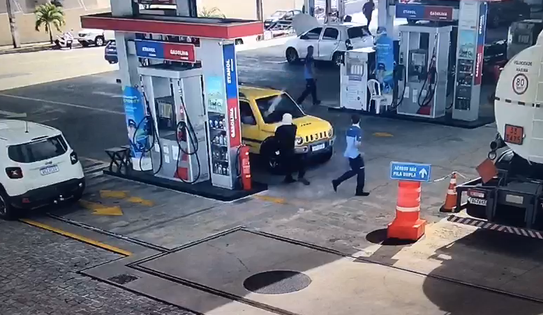 Motorista armado reage, atira contra assaltante e impede assalto a posto de combustível. Foto: Reprodução