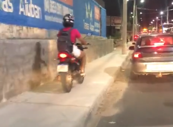 Vídeo mostra motos trafegando sobre a calçada nas Quintas. Imagens: Cedidas