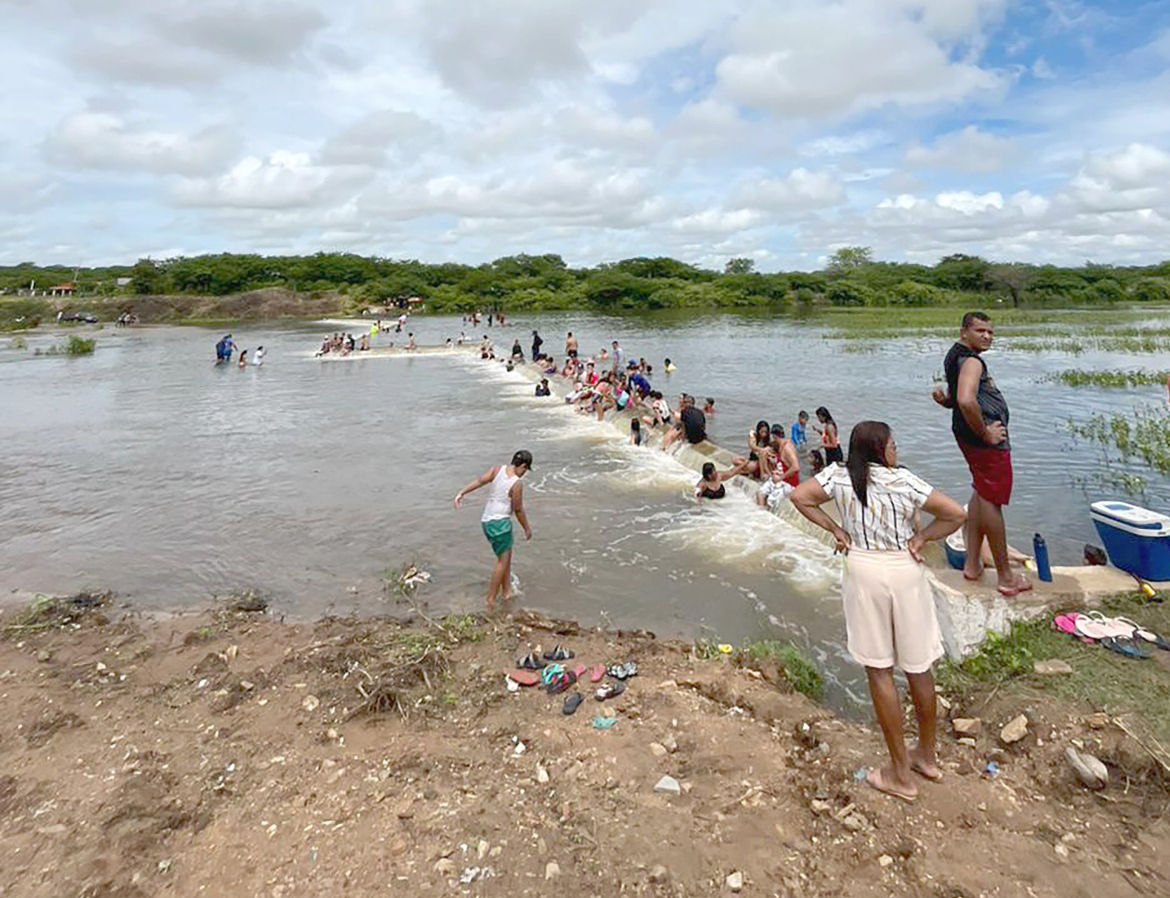 O açude Malhada Vermelha, no município de Severiano Melo, começou a sangrar no sábado (30). Foto: Igarn