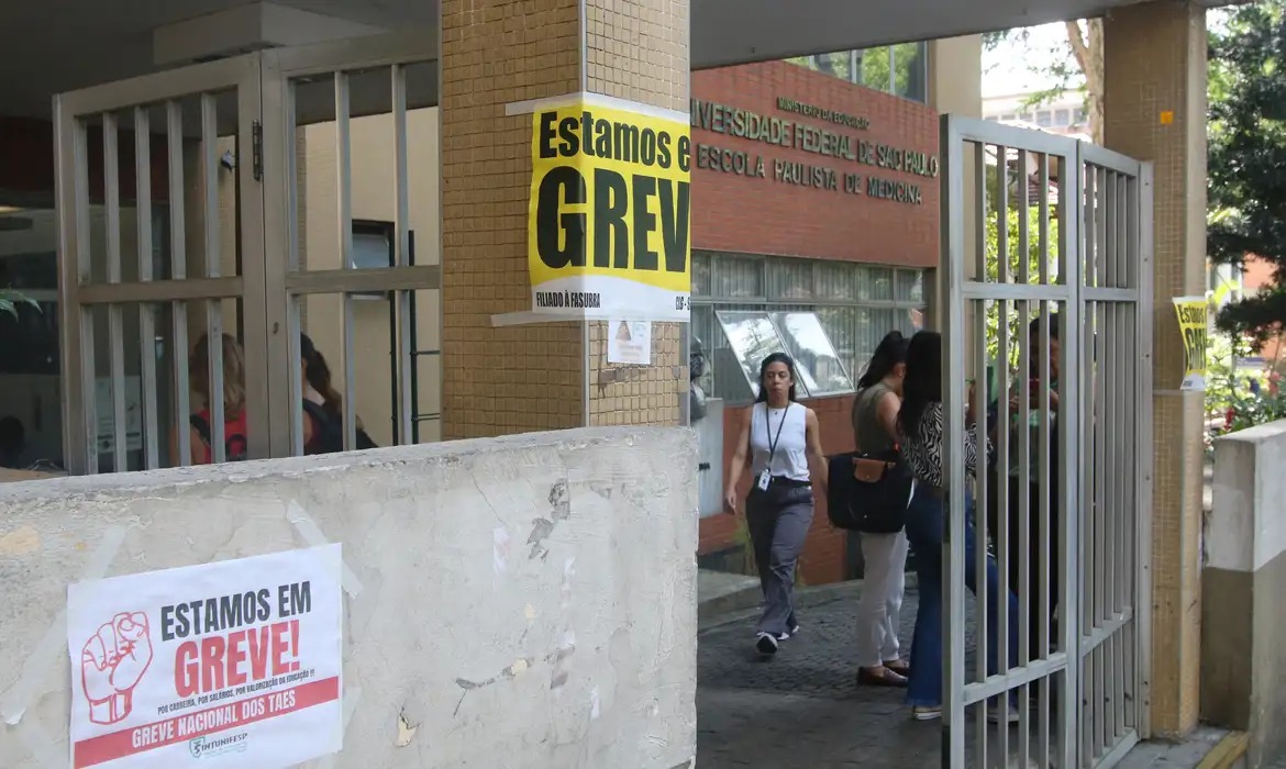 Servidores da educação federal estão em greve em boa parte do país. Foto: Rovena Rosa/Agência Brasil