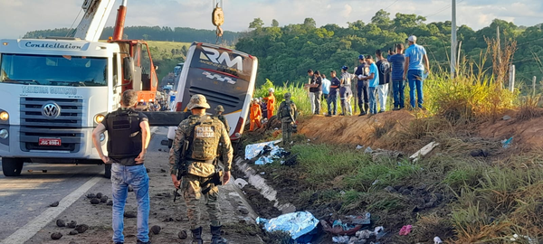 Acidente com ônibus de turismo deixa pelo menos oito mortos. Foto: Lenio Cidreira/ Liberdade News
