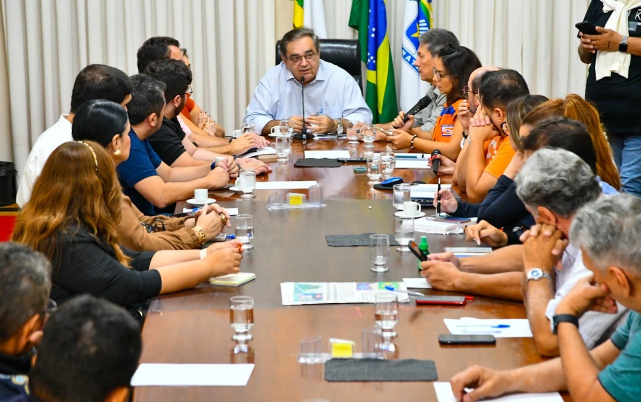 Prefeito Álvaro Dias reuniu o Gabinete de Crise e a Defesa Civil para debater o problema das chuvas em Natal. Foto: Assecom Natal