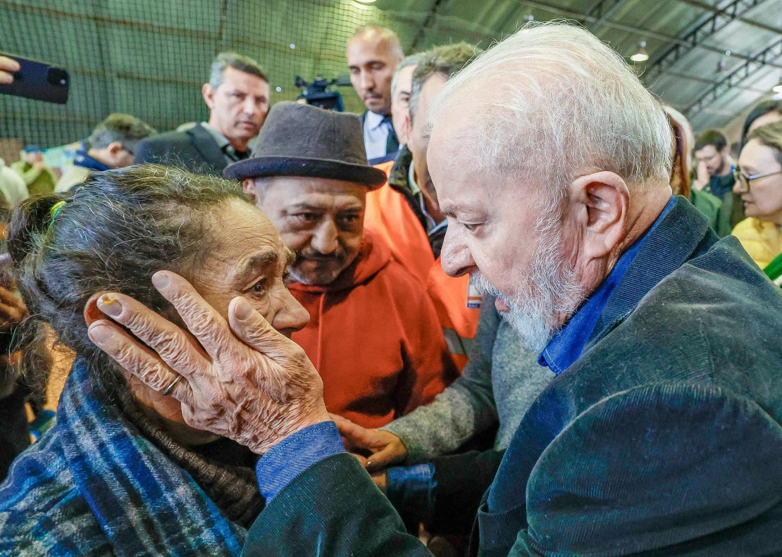 Pix para famílias do RS foi anunciado durante visita da comitiva liderada pelo presidente Lula à região metropolitana de Porto Alegre. Foto: Ricardo Stuckert / PR