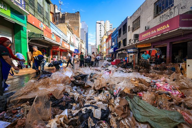 Após um mês de enchentes no RS, população teme uma demora ainda maior no retorno para a casa. Foto: Gustavo Mansur/ Palácio Piratini