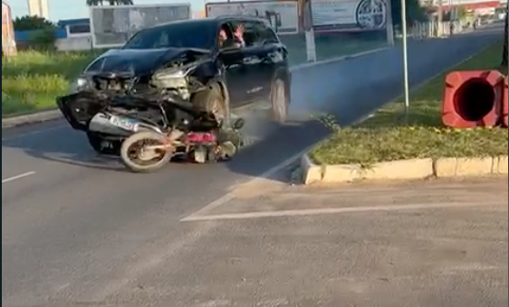 Vídeo flagrou carro arrastando motocicleta em Mossoró. Foto: Reprodução