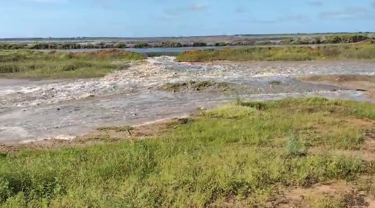 Parede de salina rompe e água invade casas em grossos. Foto: Reprodução