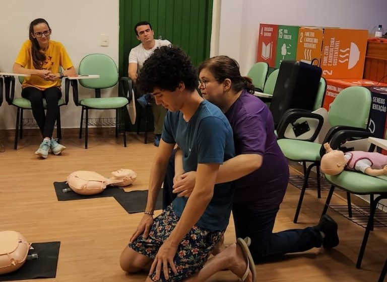 Objetivo do curso da Coopanest é ensinar manobras cardíacas e respiratórias para salvamentos de pessoas engasgadas ou em paradas cardíacas. Foto: Assessoria