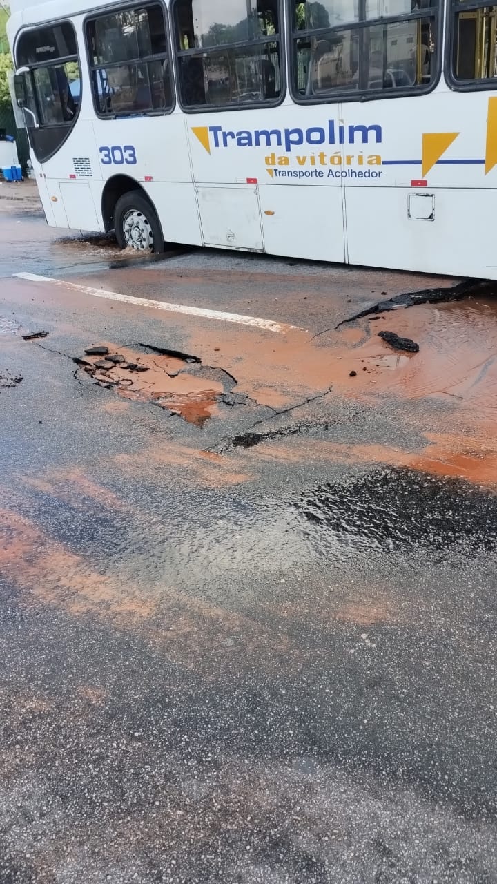 Asfalto cedeu exatamente quando um ônibus passava pelo trecho. Foto: Reprodução