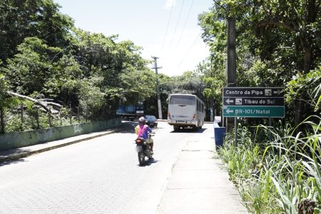 Um dos trechos beneficiados pelo programa de rodovias será a estrada para Pipa. Foto: Carmem Felix/Assecom RN