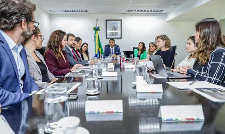 ACordo da AGU com plataformas visa coibir fake news sobre o RS. Foto: AGU/Divulgação