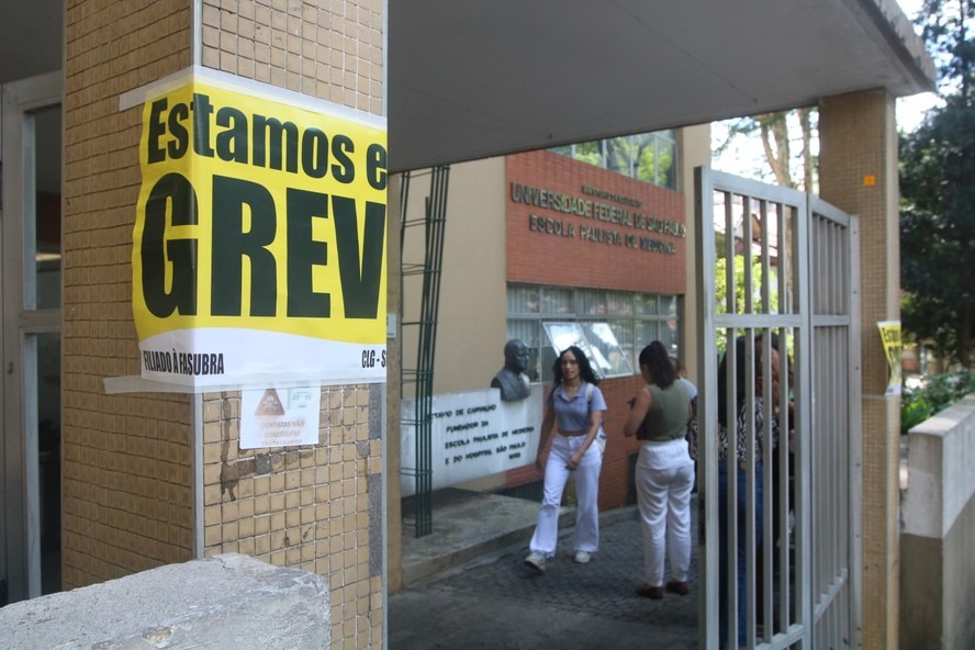 Professores e técnicos de cerca de 60 universidades federais e de mais de 39 institutos federais estão em greve desde o dia 15 de abril. Foto: Rovena Rosa/Agência Brasil