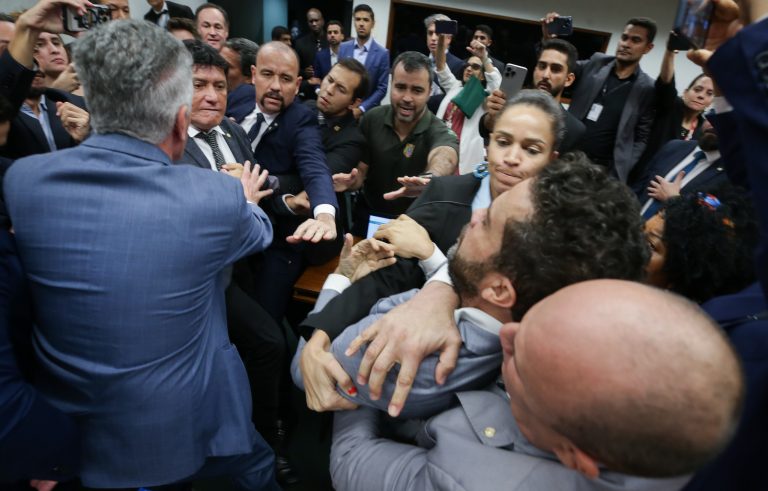 Pelo projeto, deputados brigões poderão ser suspensos 15 dias após a quebra de decoro. Foto: Lula Marques/ Agência Brasil