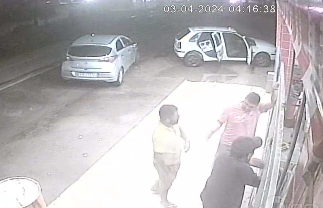 Assassinato ocorreu dia 3 de abril após discussão em Ceará-Mirim. Homem de camisa rosa matou o amigo (camisa amarela) com tiro no coração. Foto: Reprodução