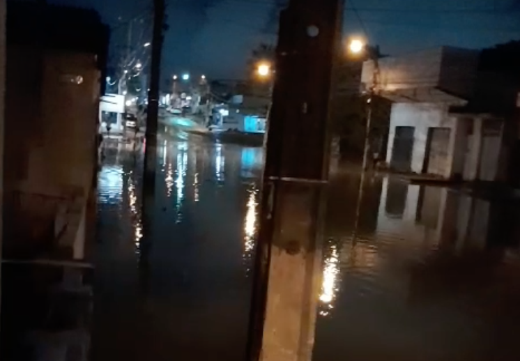 Tubulação rompe e água alaga parte da Rua Presidente Sarmento no Alecrim. Foto: Reprodução