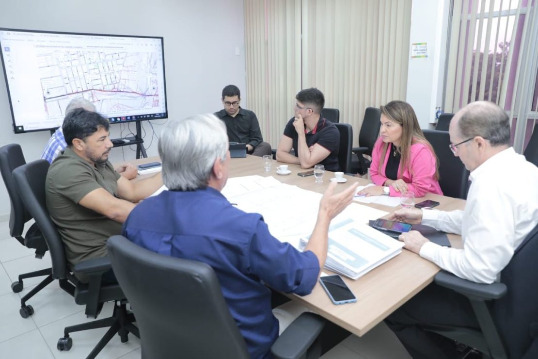 Reunião debateu projeto de drenagem na Avenida Olavo Montenegro. Foto: Seinfra