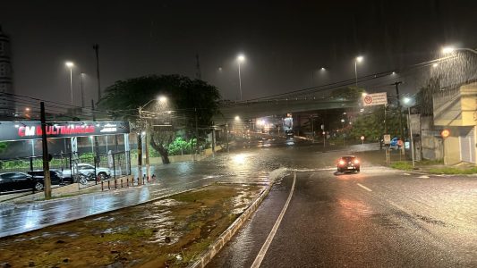 Vários pontos de alagamento são registrados em Natal