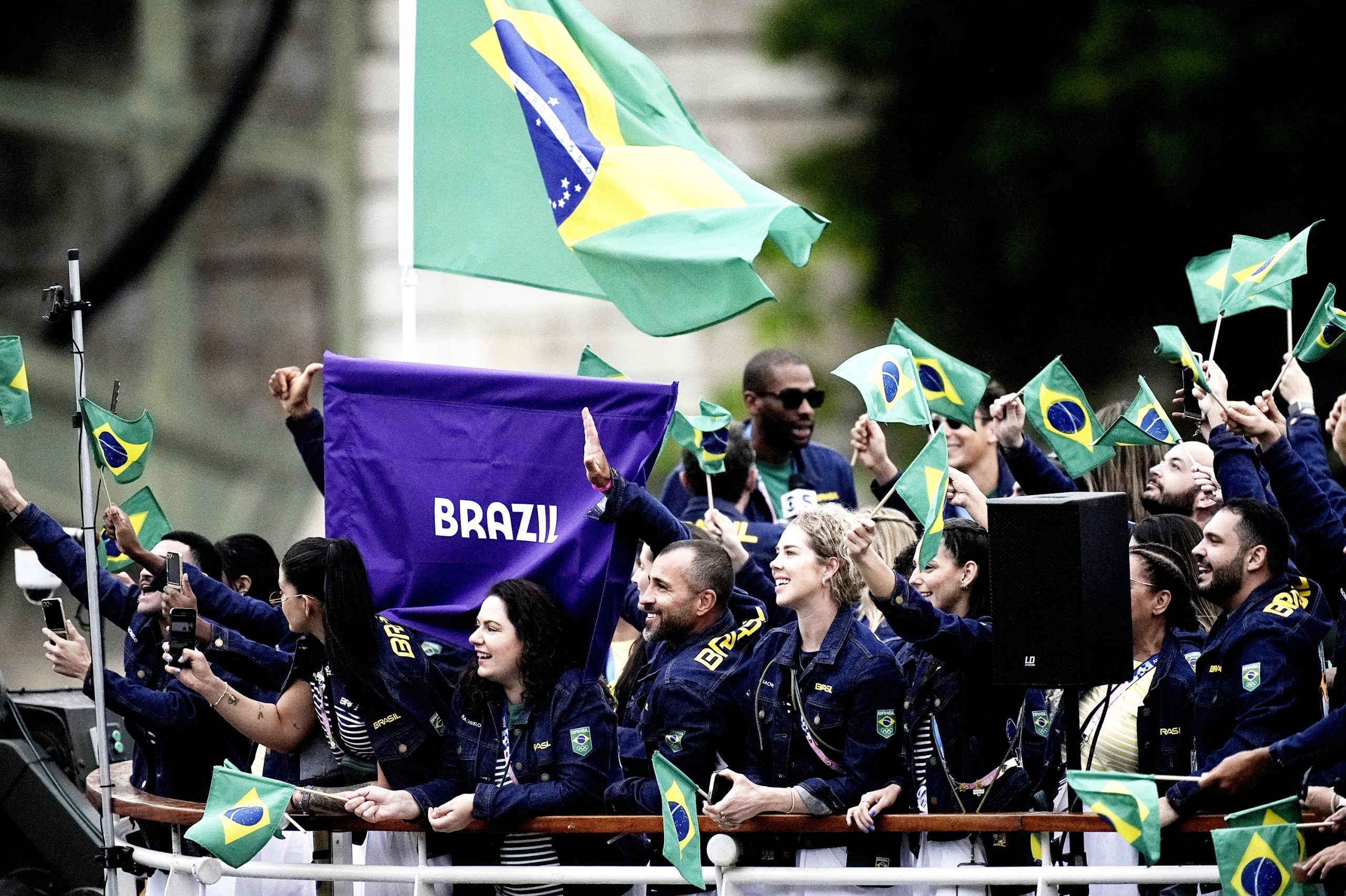 O barco da delegação do Time Brasil passa pelo Rio Sena durante a Cerimônia de Abertura dos Jogos Olímpicos Paris 2024. Foto: Alexandre Loureiro/COB