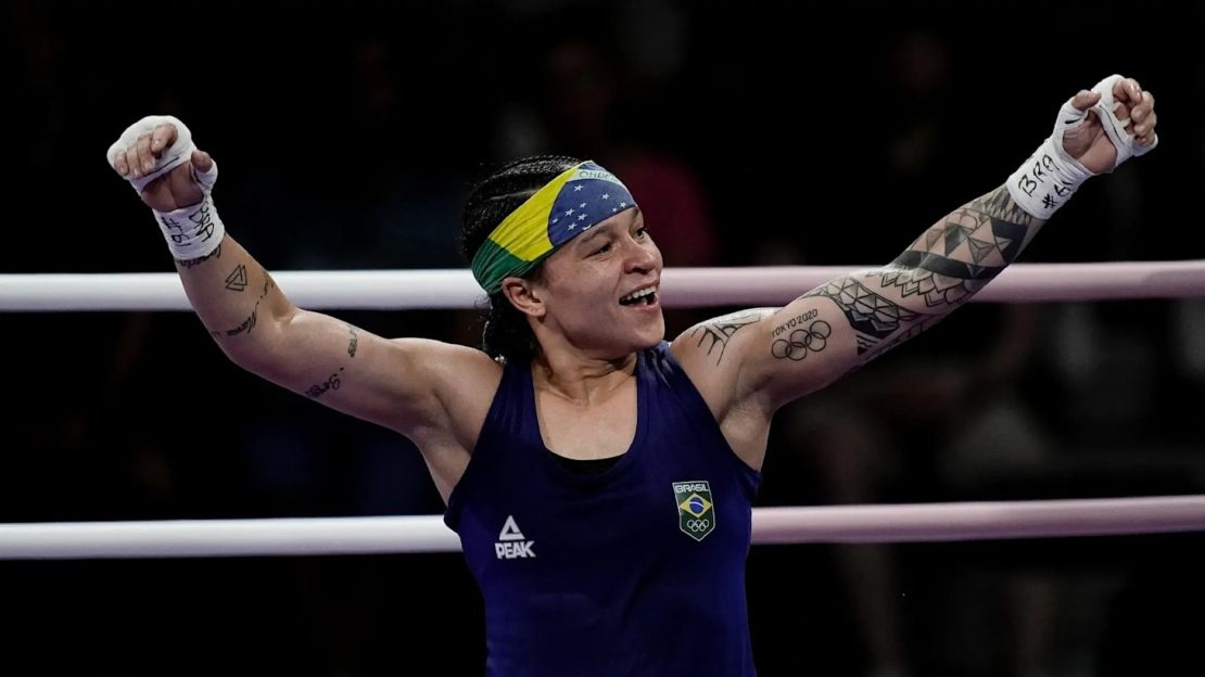 Na semifinal, domingo, às 17h08, Beatriz Ferreira terá uma 'revanche' contra a irlandesa Kellie Harrington. Foto por Alexandre Loureiro/COB