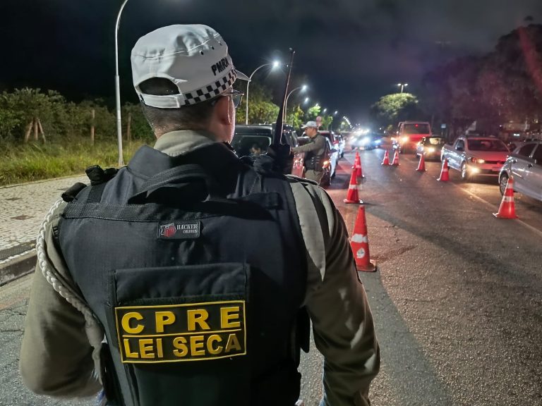 Lei Seca/CPRE prende dois homens por embriaguez ao volante durante fiscalização. Foto: Divulgação.