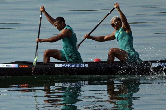 Isaquias e Jacky se garantem na semi da canoagem velocidade em Paris. Foto: AFP.