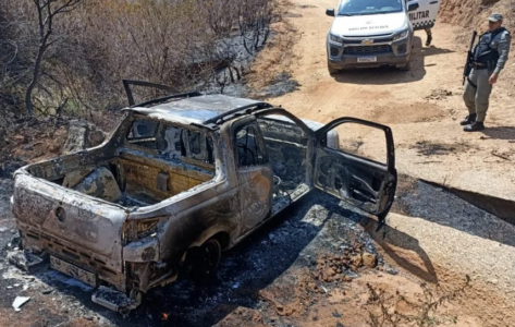 Carro utilizado pelos criminosos foi encontrado carbonizado. Foto:Reprodução.