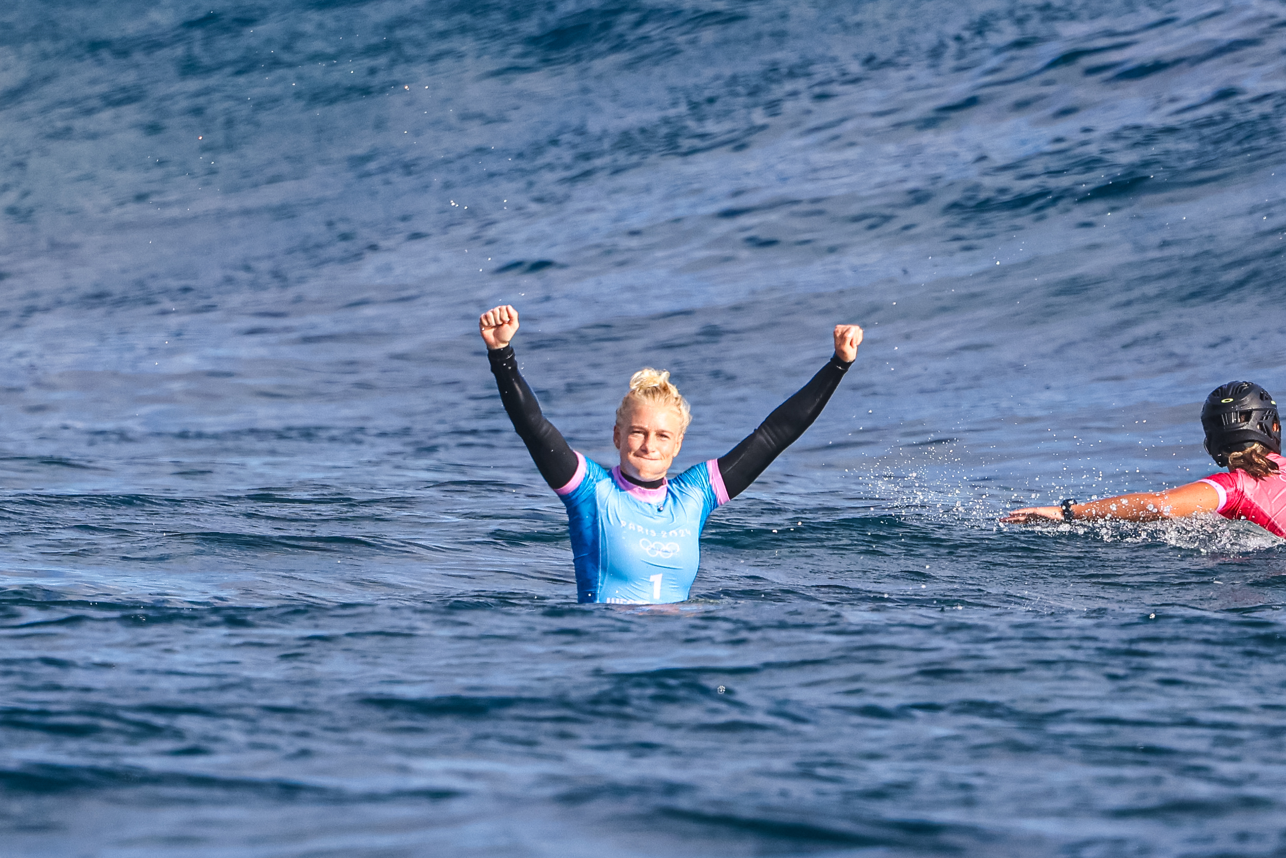 Tati Weston-Webb consquita a primeira prata no surfe feminino ara o Brasil. Foto: William Lucas/COB.