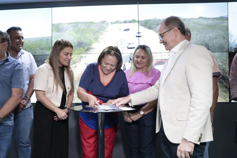 Governador Fátima Bezerra assina ordem de serviço para obras de estrada que liga Cerro Corá a São Tomé. Foto: Raiane Miranda