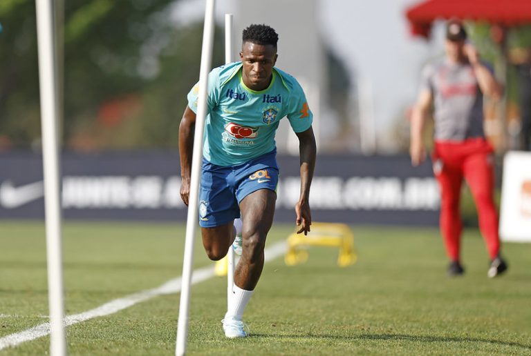 Vinicius Jr. é um dos favoritos ao prêmio da Bola de Ouro. Foto: Rafael Ribeiro/CBF