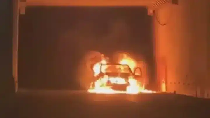 Carro pega fogo em viaduto da BR-101 em Natal. Foto: Reprodução.