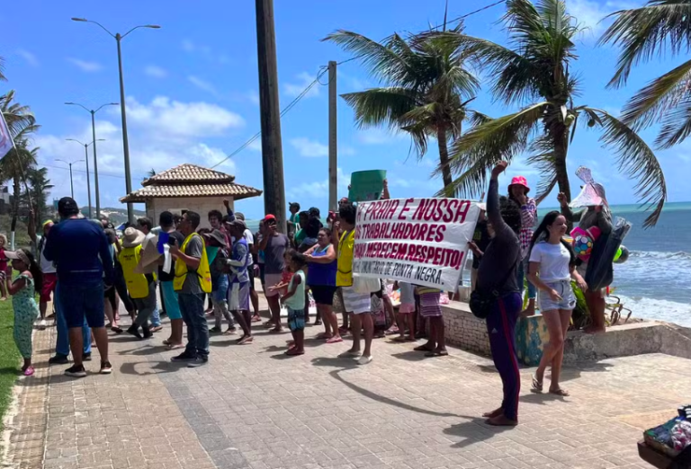 Protesto foi realizado no Calçadão de Ponta Negra — Foto: Vinicius Marinho/Inter TV Cabugi