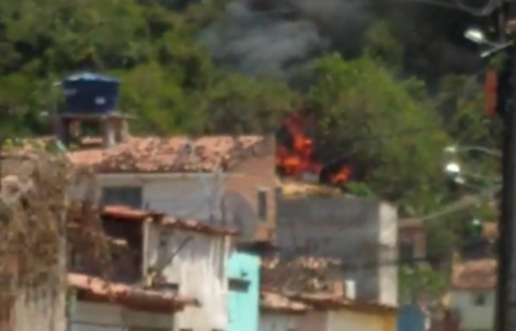 Incêndio atingiu parte da área de mata no morro em Felipe Camarão, mas foi controlado pelos bombeiros. Foto: Reprodução