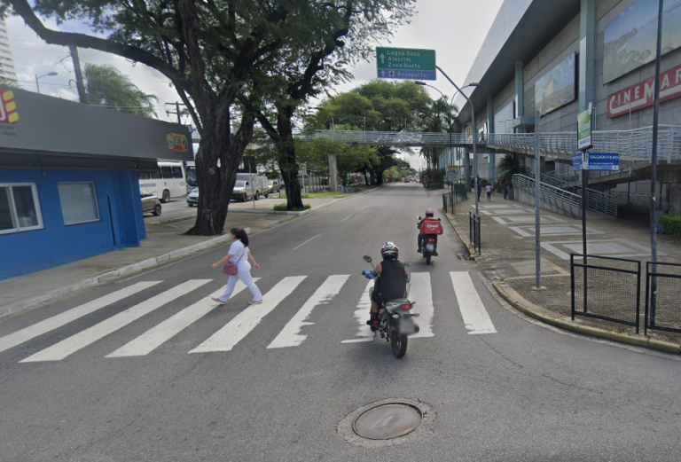 Reestruturação da Avenida Nevaldo Rocha prevê nova iluminação, asfalto, sinalização e passeio. Foto: Google Streetview