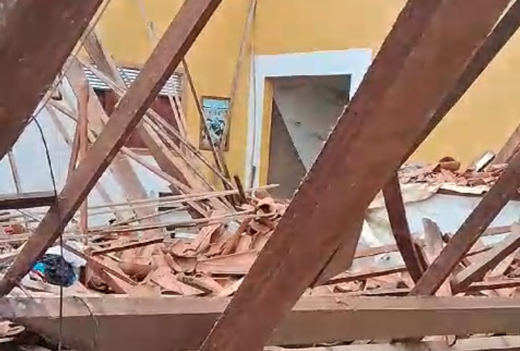 Vídeo mostra o estrago dentro da Igreja de São Miguel Arcanjo após teto ter desabado. Foto: Reprodução