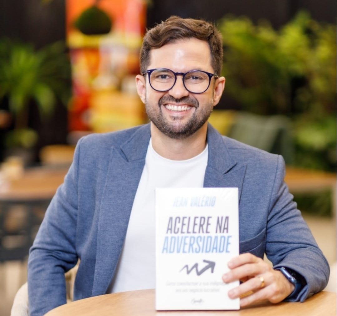 Jean Val&eacute;rio assina aut&oacute;grafos na 27&ordf; Bienal Internacional do Livro em S&atilde;o  Paulo