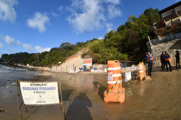 Coordenadora da Defesa Civil de Natal alertou para "risco eminente de colapso” na área próxima ao Morro do Careca. Foto: Magnus Nascimento/Secom