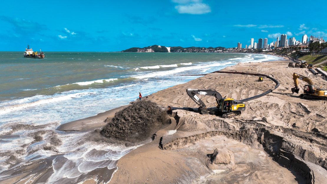 Engorda de Ponta Negra completa uma semana e já mostra diferença entre trechos da praia. Foto: Magnus Nascimento/Secom Natal