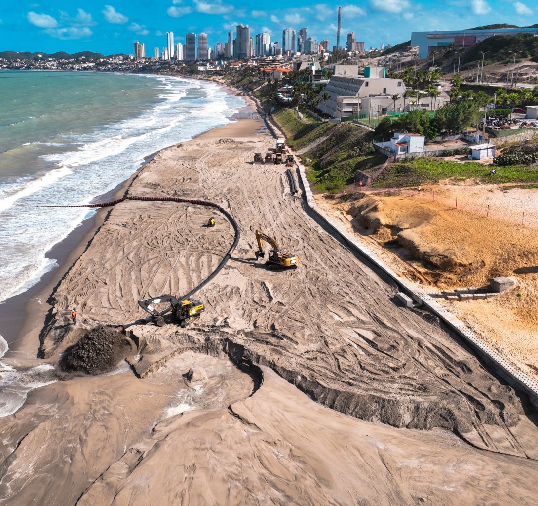 Engorda de Ponta Negra completa uma semana e já mostra diferença entre trechos da praia. Foto: Abrão Júnior/Cedida