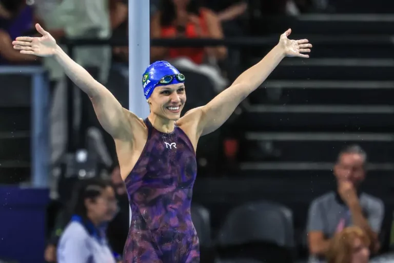 Carolina Santiago comemora mais uma conquista de medalha de ouro em Paris. Foto: Marcello Zambrana/CPB.